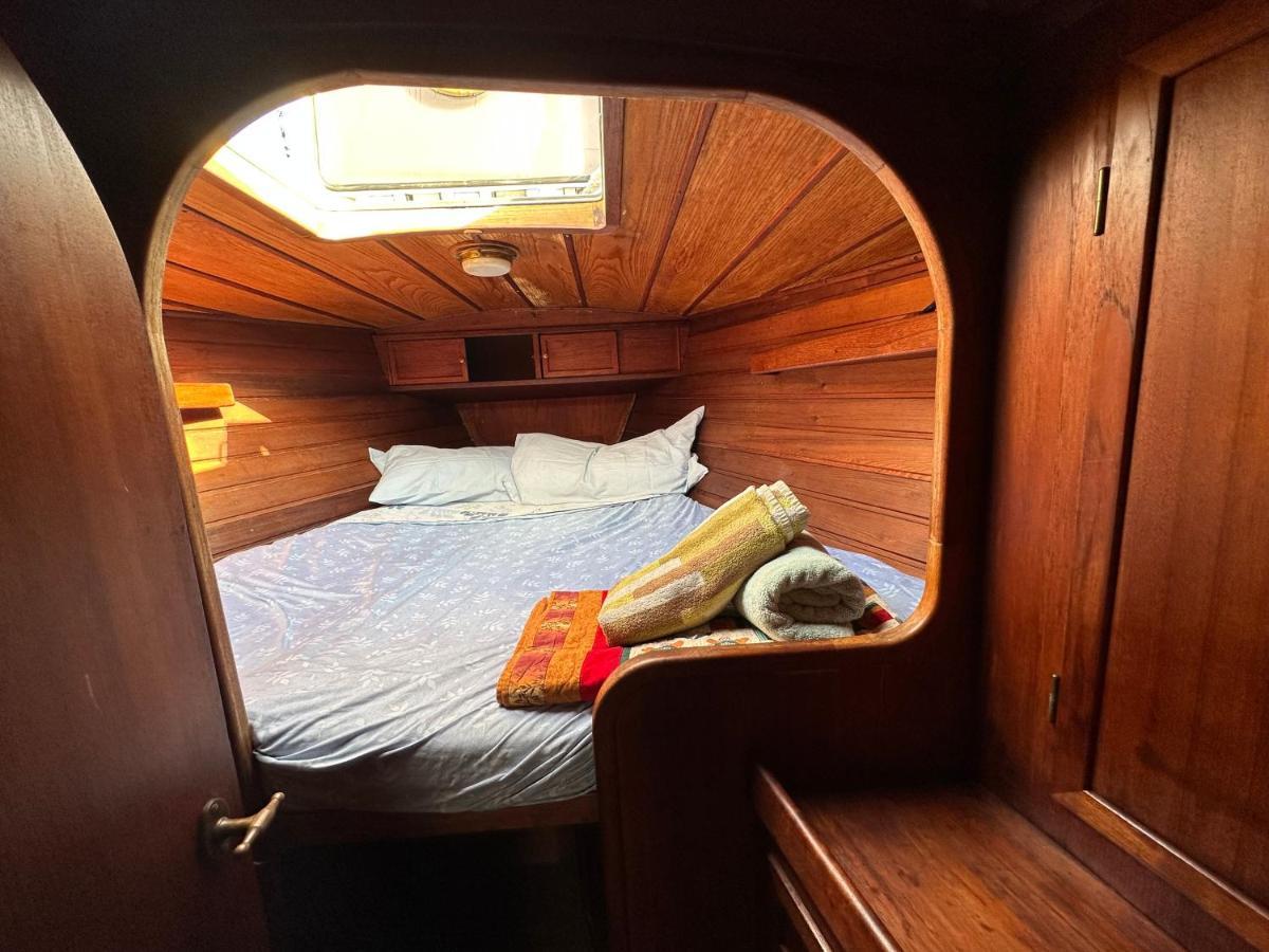 Bateau-hôtel Unique Wooden Sail Yacht + 2 Bikes Included! *