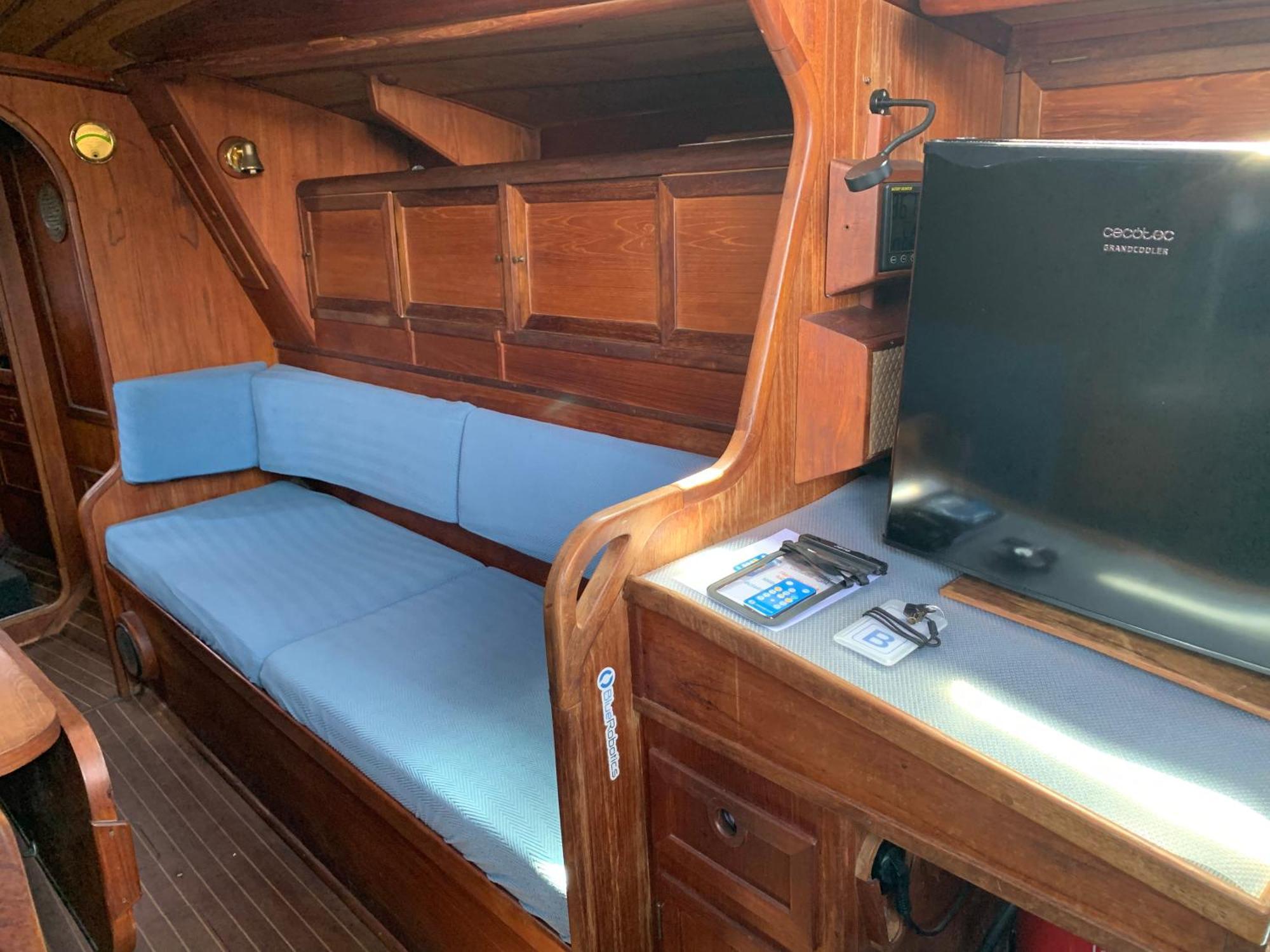 Unique Wooden Sail Yacht + 2 Bikes Included! * Sant Adrià de Besòs